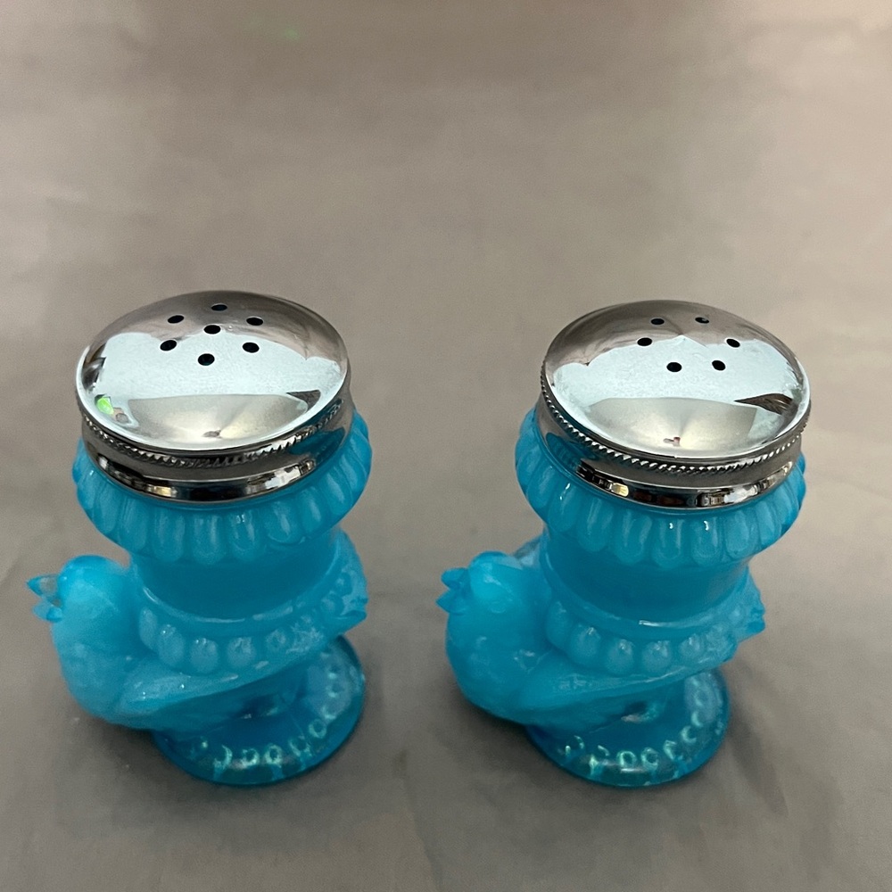 Vintage Degenhart Milk Blue Bird Glass Salt and Pepper Shakers - Picture 5 of 9